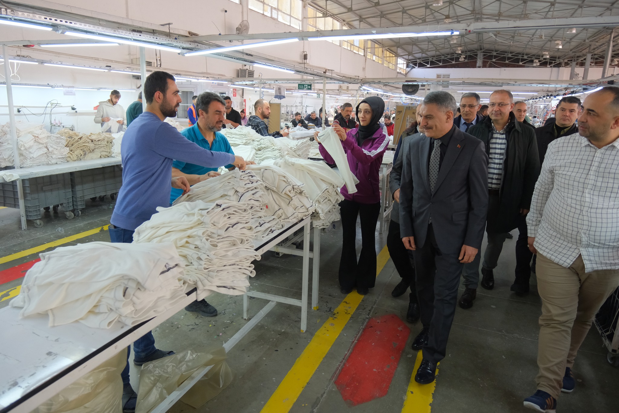 Tekstil Fabrikasını Ziyaret Etti1