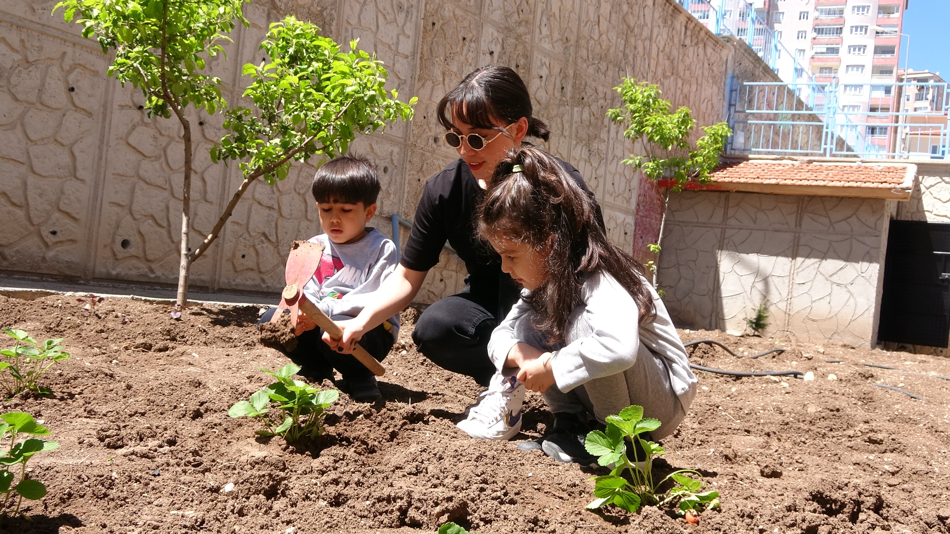 Ekolojik Bahçe Oluşturdu (5)