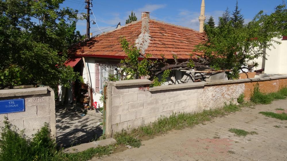 Baba Evi̇ni̇ Kütüphaneye Çevi̇rdi̇ (2)