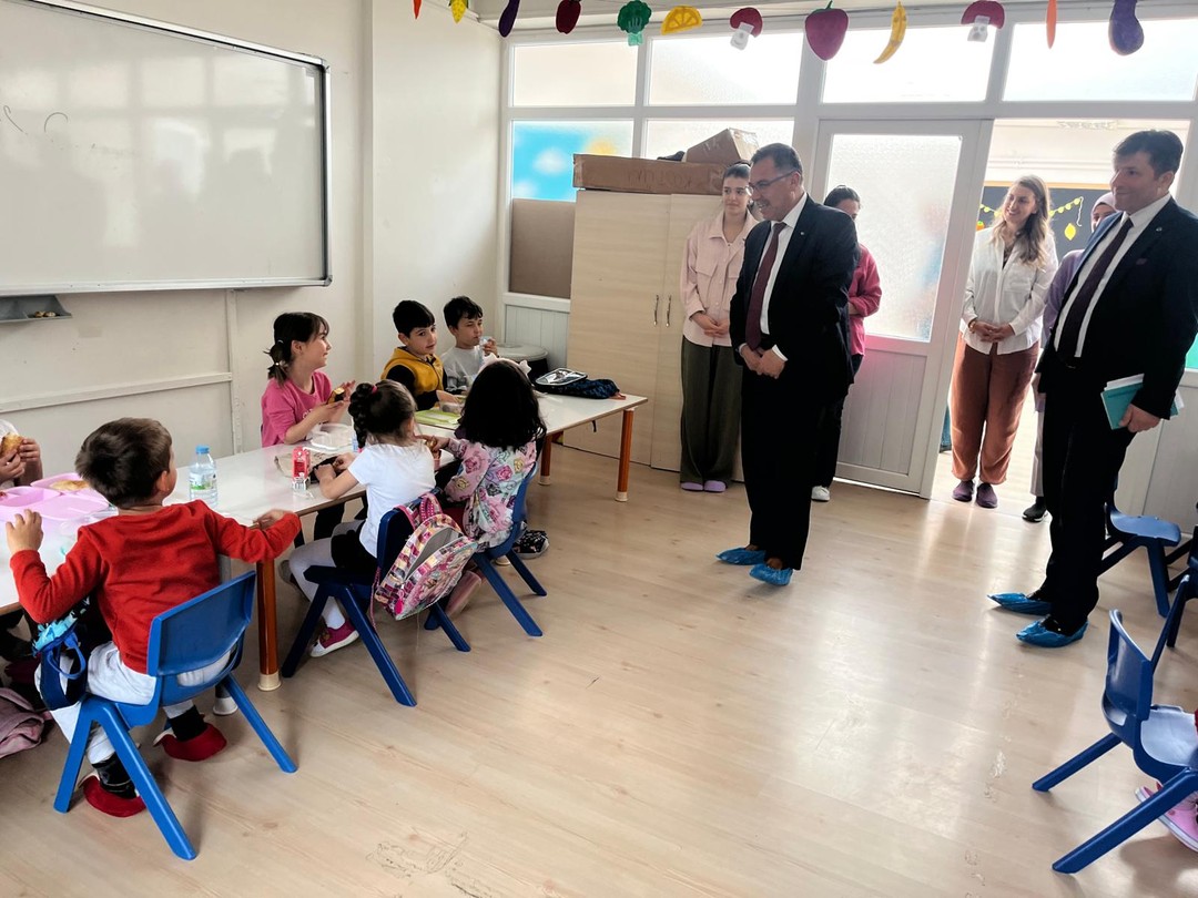 İlkokulu Ziyaret Etti