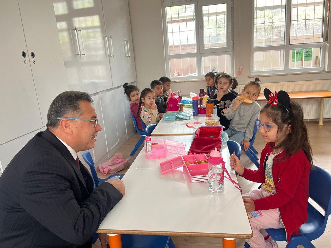 İlkokulu Ziyaret Etti1