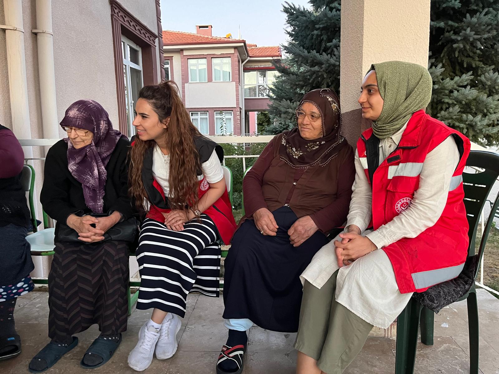 Yaşlılarla Sohbet Etti3