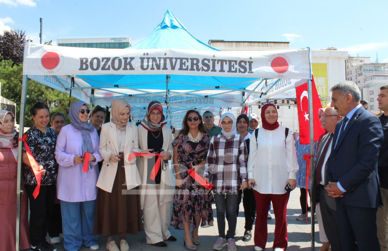 Yozgat’ta Ilk Kez Açıldı! Cumhuriyet Meydanında Sergileniyor (1)