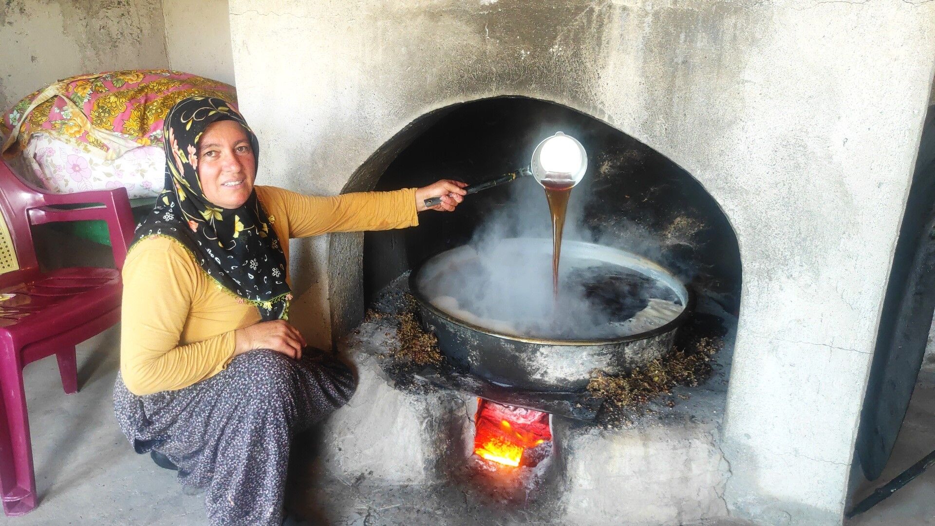 2 3 Saat Boyunca Karıştırılıyor… Yozgat’ta Zahmetli Ürünün Üretimi Başladı! (2)
