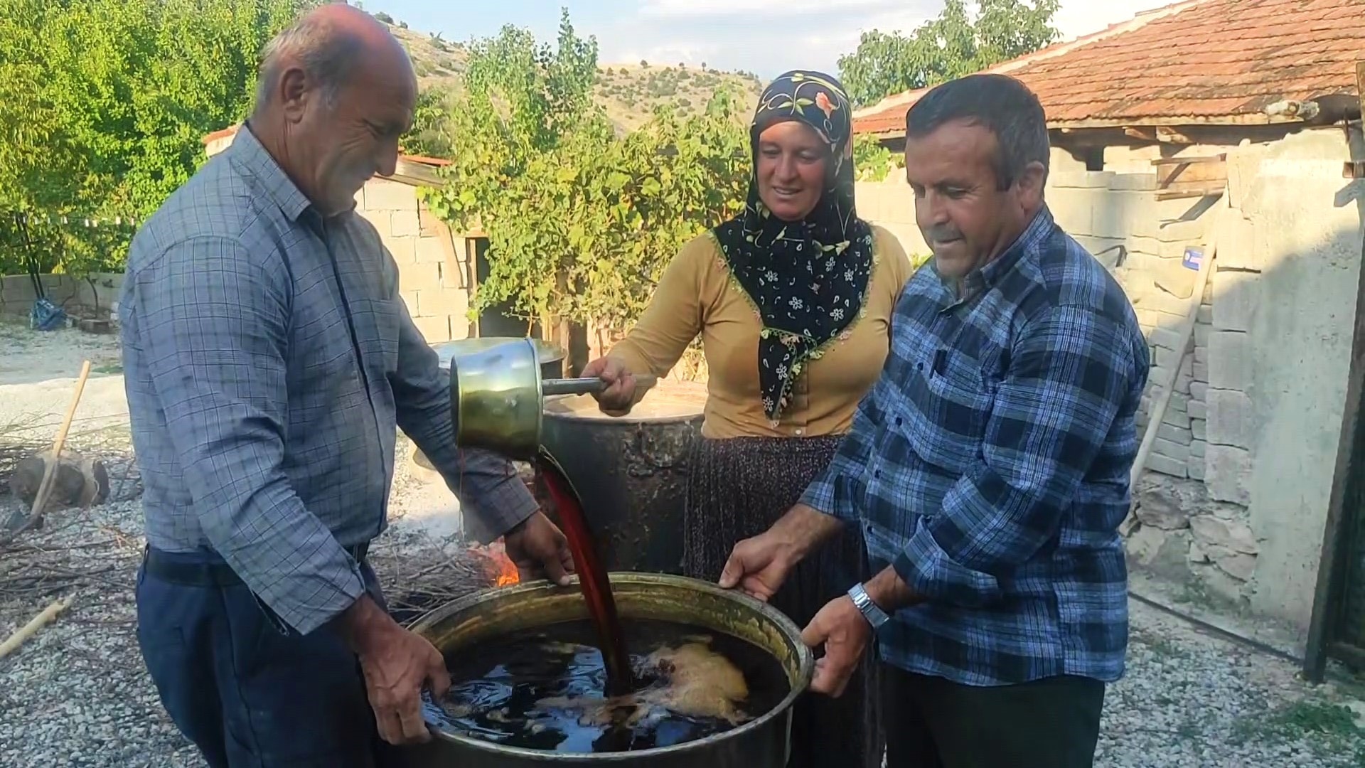 2 3 Saat Boyunca Karıştırılıyor… Yozgat’ta Zahmetli Ürünün Üretimi Başladı! (3)