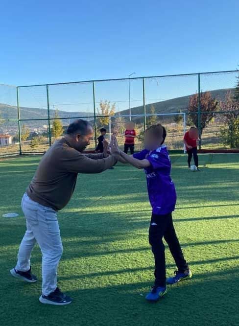 Çocuklarla Futbol Oynadı Copy