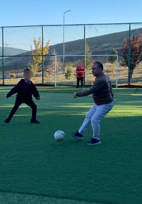 Çocuklarla Futbol Oynadı1