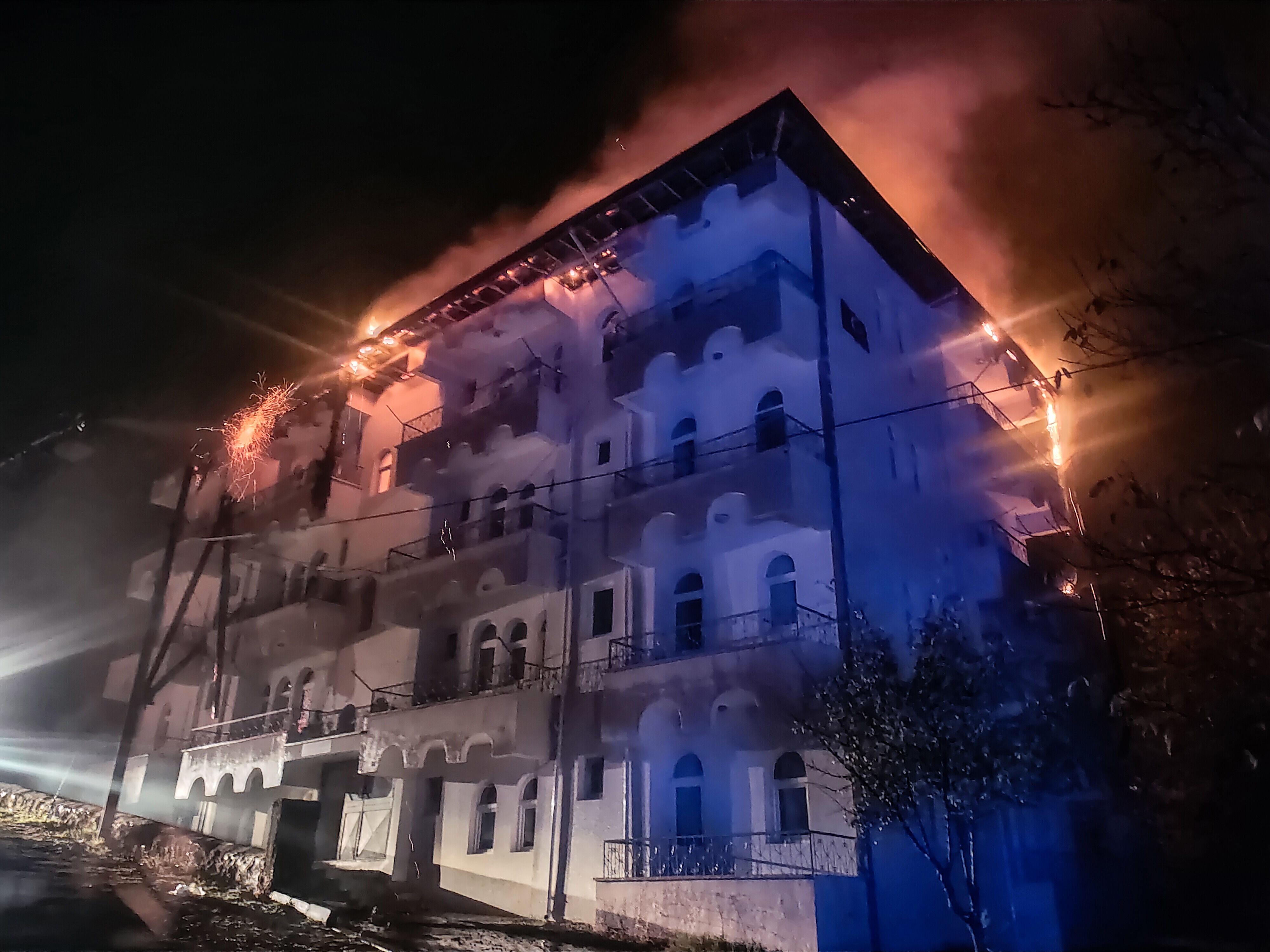 Apartman Çatısında Yangın (1)