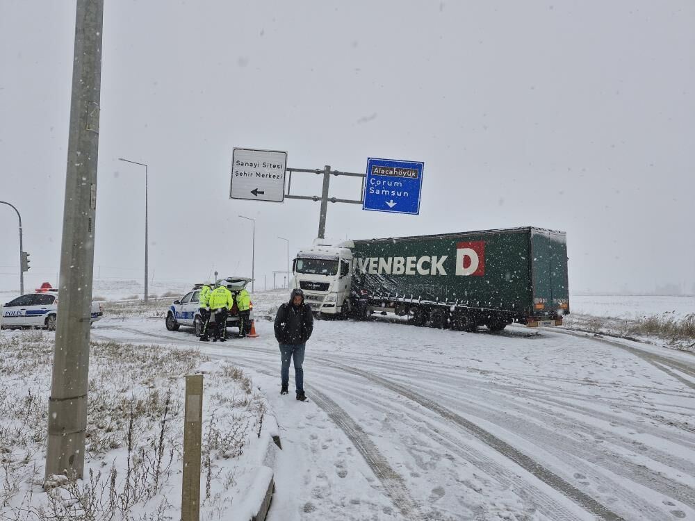2 Saat Trafiğe Kapatıldı 1