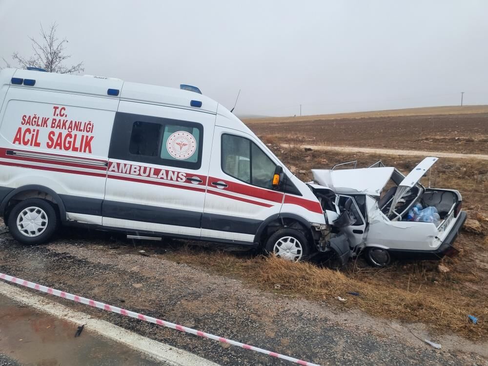 Ambulansla Otomobil Çarpıştı 1 Ölü 2