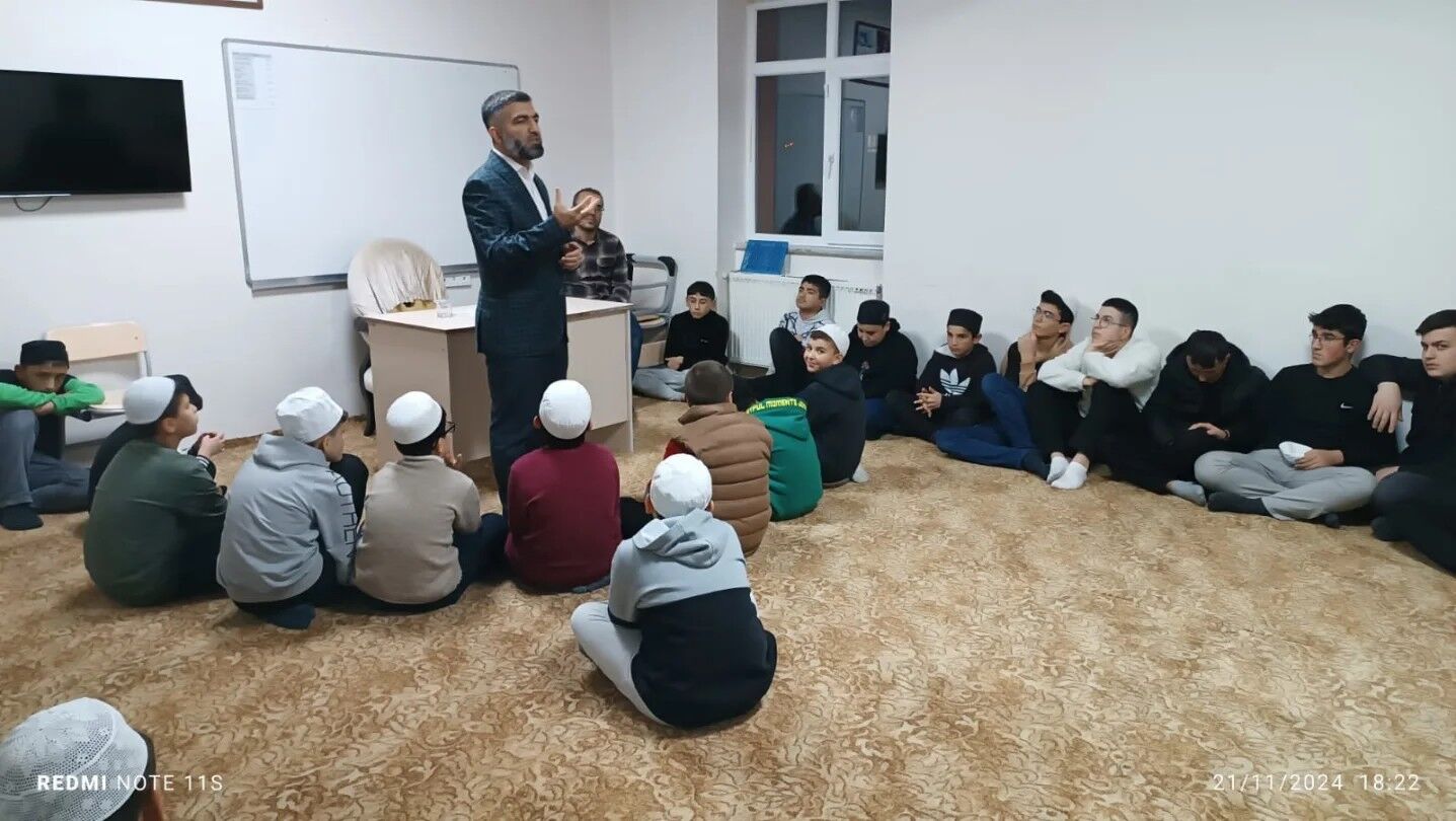 Manevi̇ Rehberli̇k Yapiyor (3)