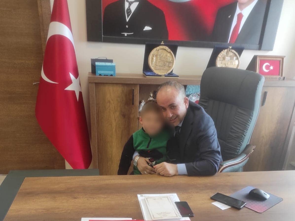 Çocuğu Makamında Ağırladı1