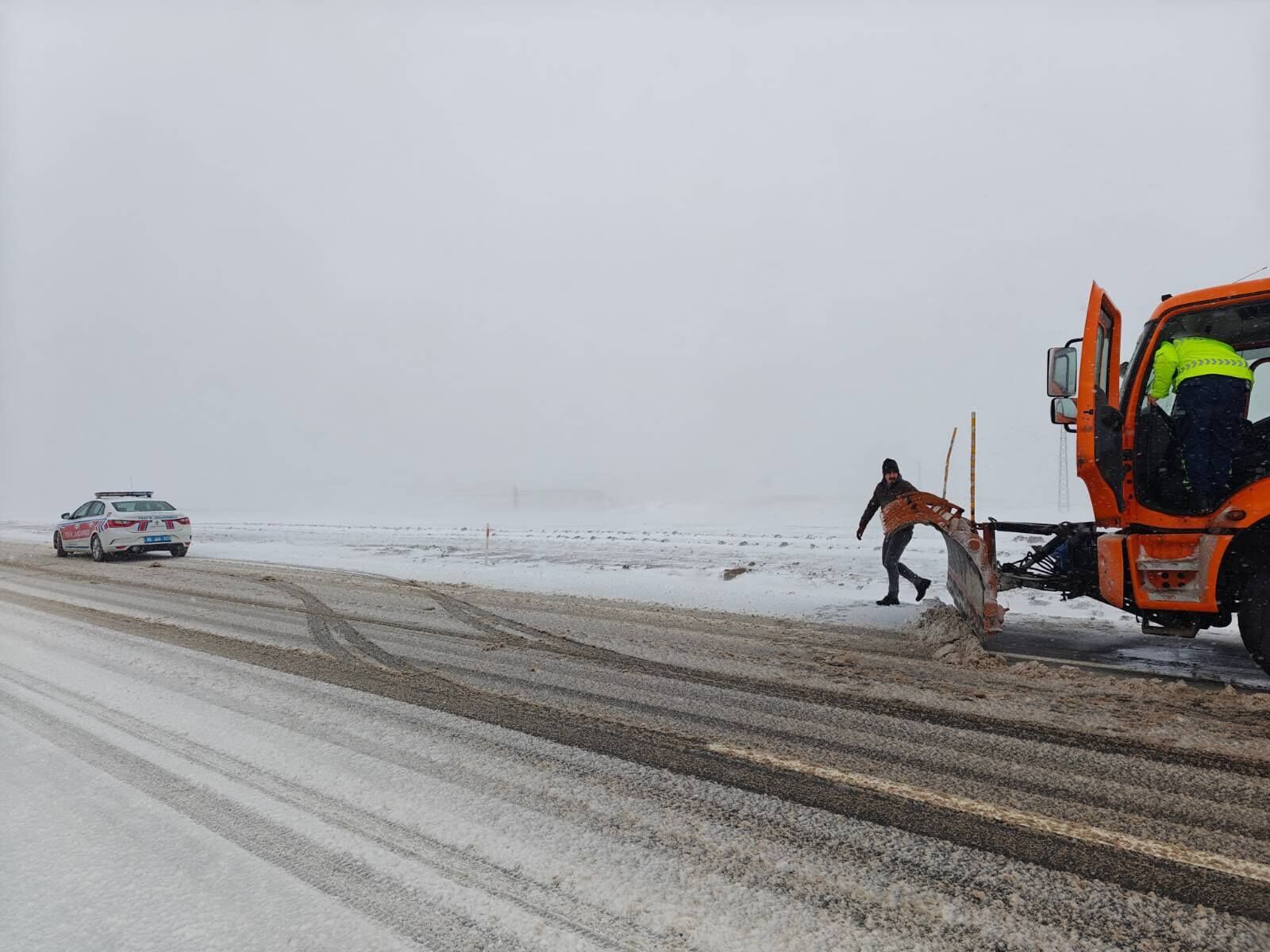 Kar Yağışı Yozgat’ı Etkisi Altına Aldı Yollar Açık Tutulmaya Çalışılıyor (2)