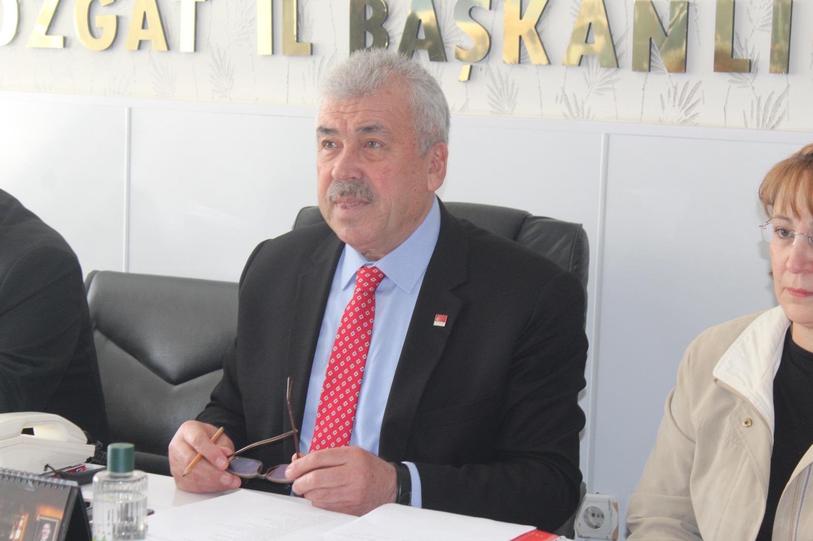 CHP Yozgat İl Başkanı Abdullah Yaşar, yıllardır dile getirdikleri göç sorununun ciddiyetine dikkat çekerek, “Biz bu durumu yıllardır söylüyoruz. Yozgat göç veriyor, nüfusumuz azalıyor ve sonuç ortada. Milletvekili sayımız da düştü” dedi.