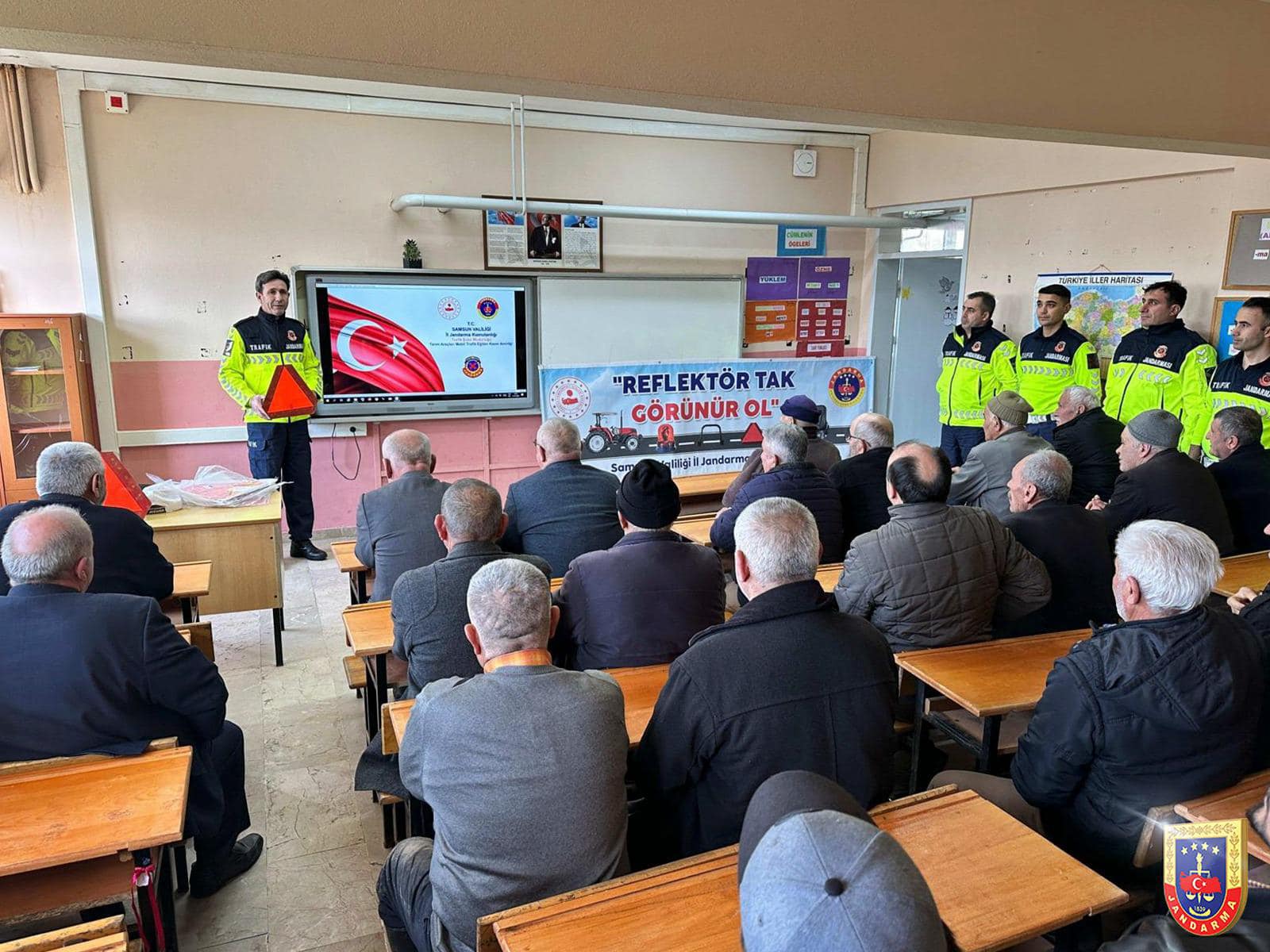 Sürücülere Reflektör Dağıtıldı1