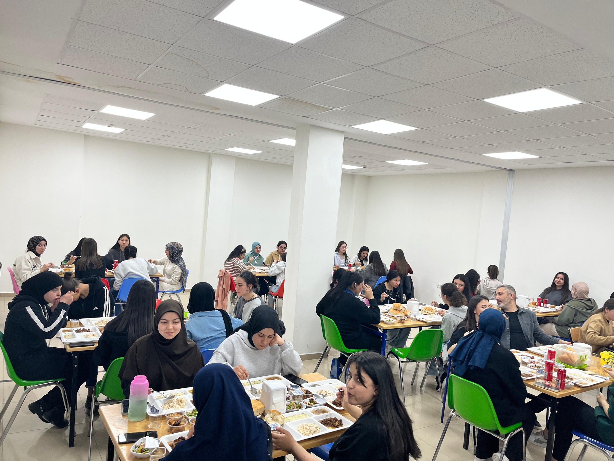Öğrencilerle Iftar Yaptı2