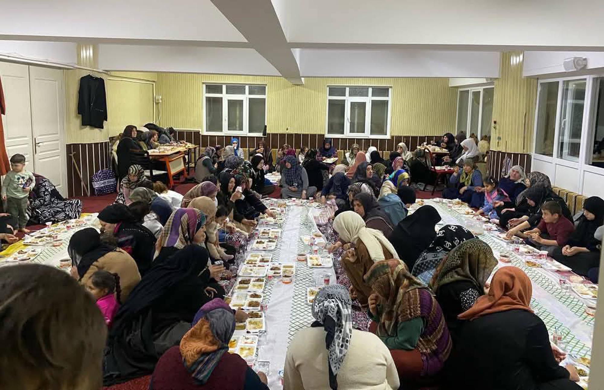 Aileler Iyilik Sofrasında Buluştu (2)
