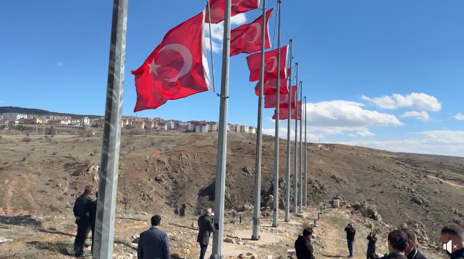Bayraklar Yeniden Dalgalandı