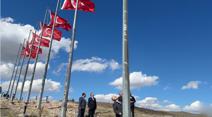 Bayraklar Yeniden Dalgalandı2