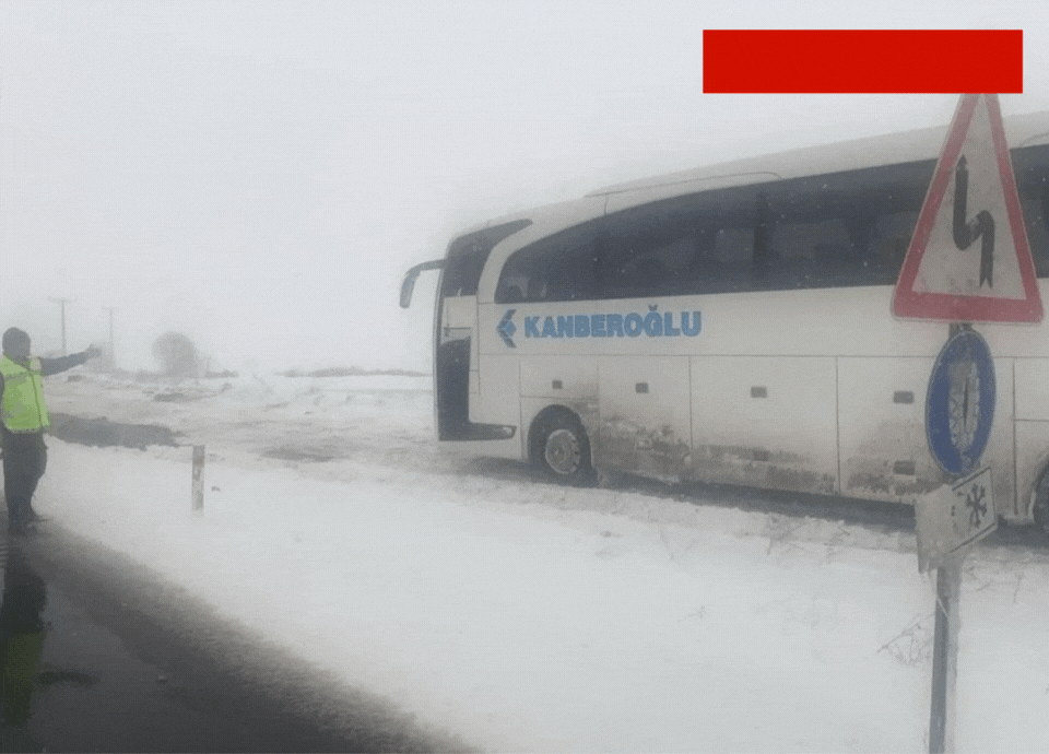 Yozgat'ta yolcu otobüsü kara saplandı! 22 yolcu kurtarıldı