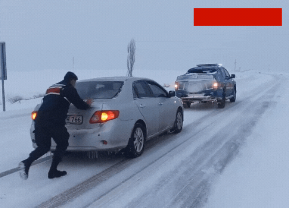 Yozgat'ta sürücüler zor anlar yaşadı: Jandarma yardım etti!