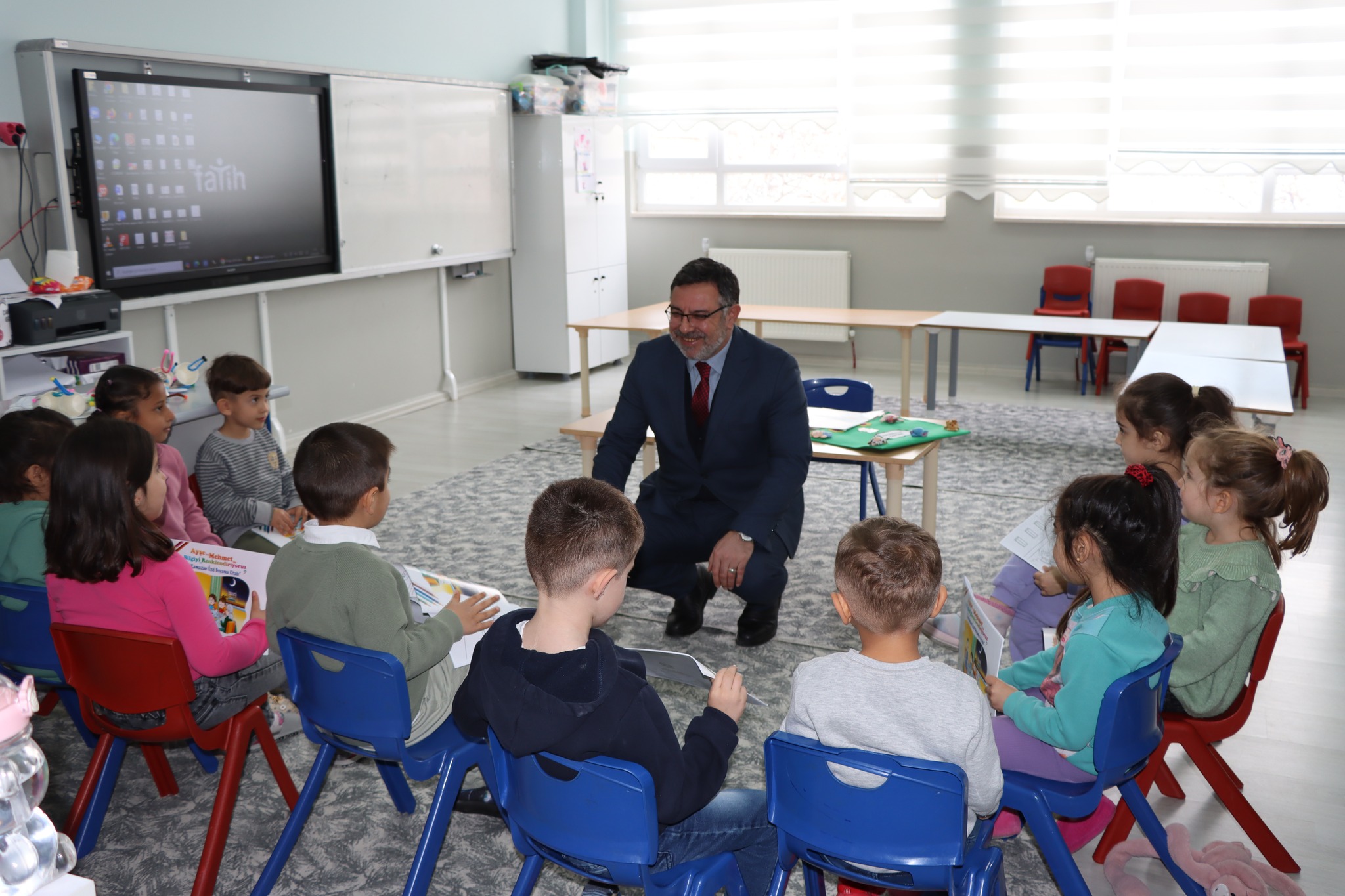 Öğrencilere Kitaplar Hediye Etti1