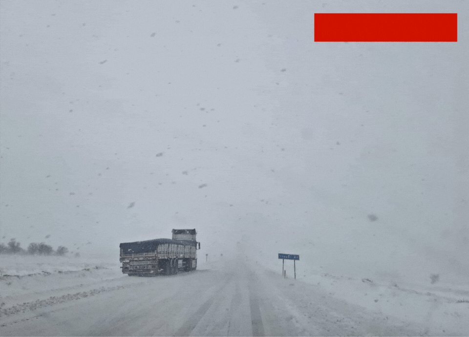 Yozgat'ta mahsur kalan tır kurtarıldı!