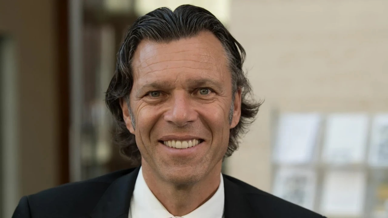 Urs Meier Kimdir1