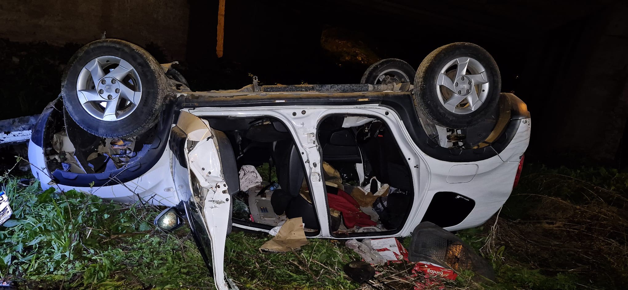 Otomobil Çay Kenarına Uçtu 5 Yaralı (2)