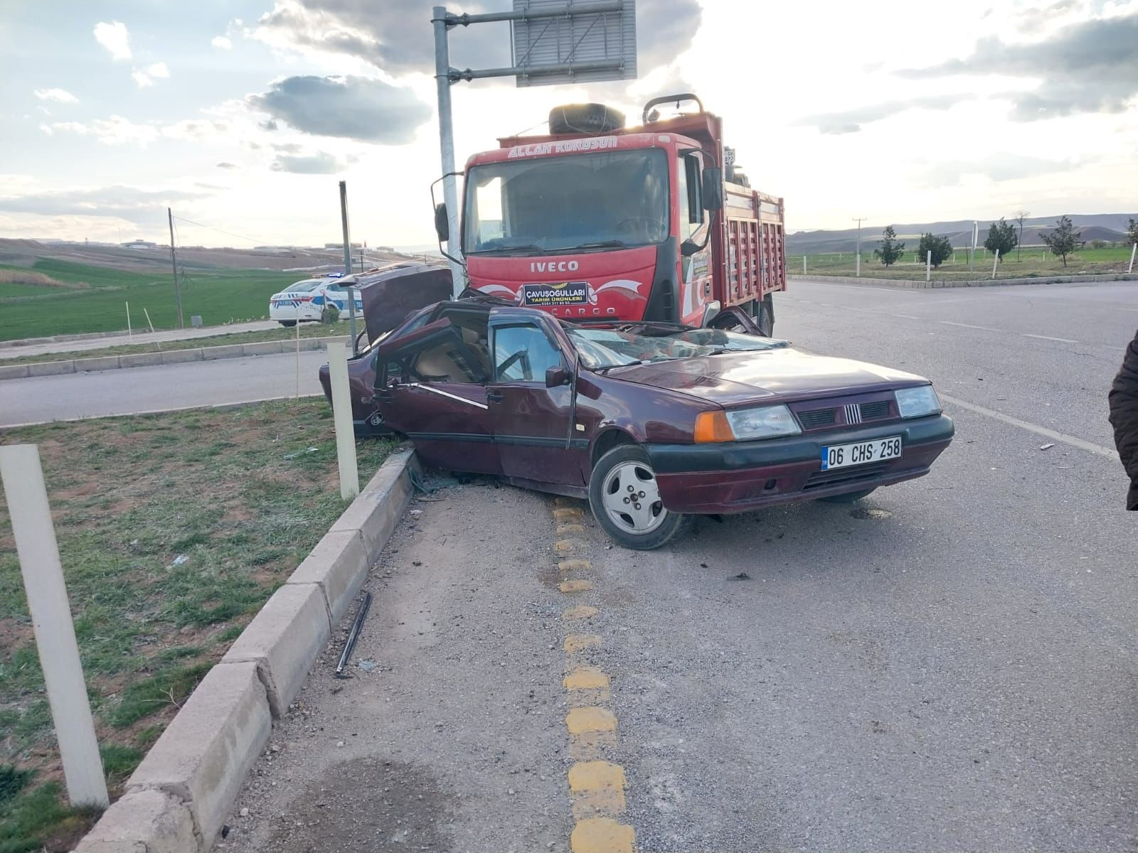 Kamyonla Çarpışan Otomobil Hurdaya Döndü 1'I Ağır 3 Yaralı (2)