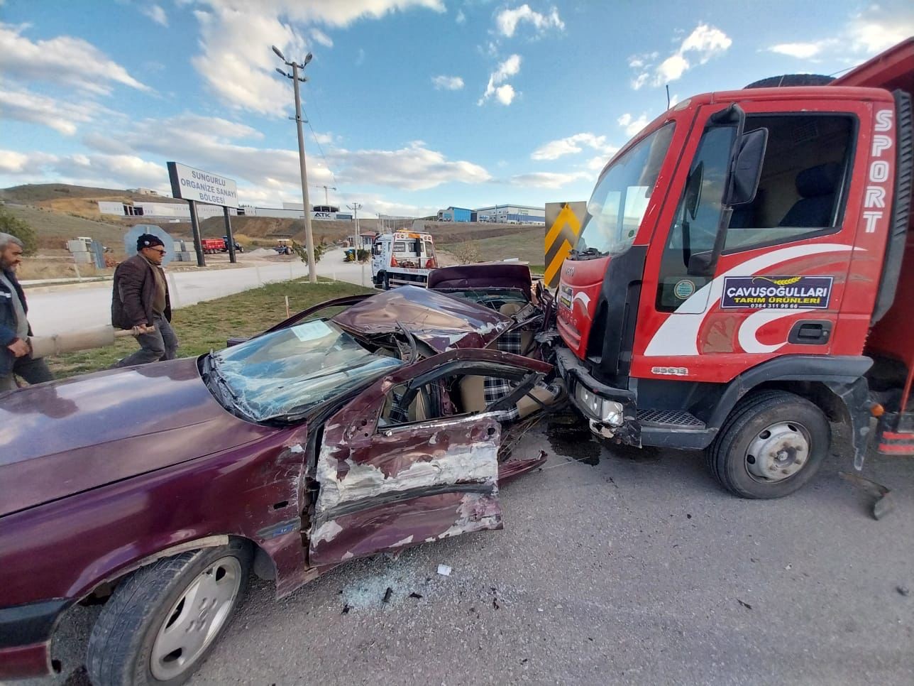 Kamyonla Çarpışan Otomobil Hurdaya Döndü 1'I Ağır 3 Yaralı (4)