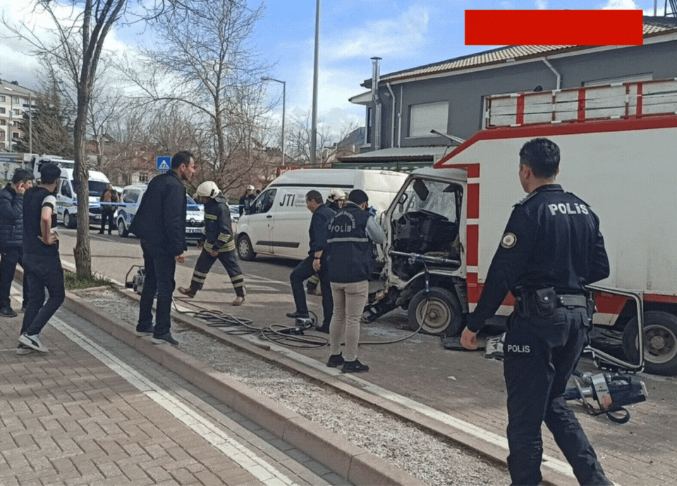 Nöbet geçirince park halindeki araçlara çarptı: Hayatını kaybetti!