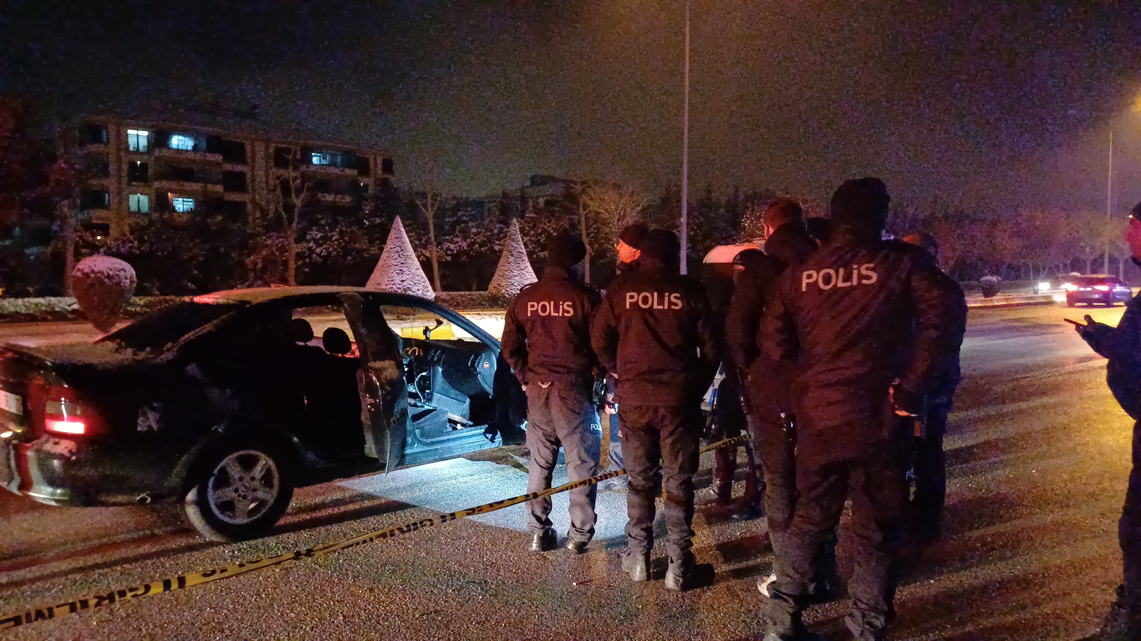 20 Yaşındaki Genç Otomobilde Silahla Vurulmuş Halde Bulundu! (2)