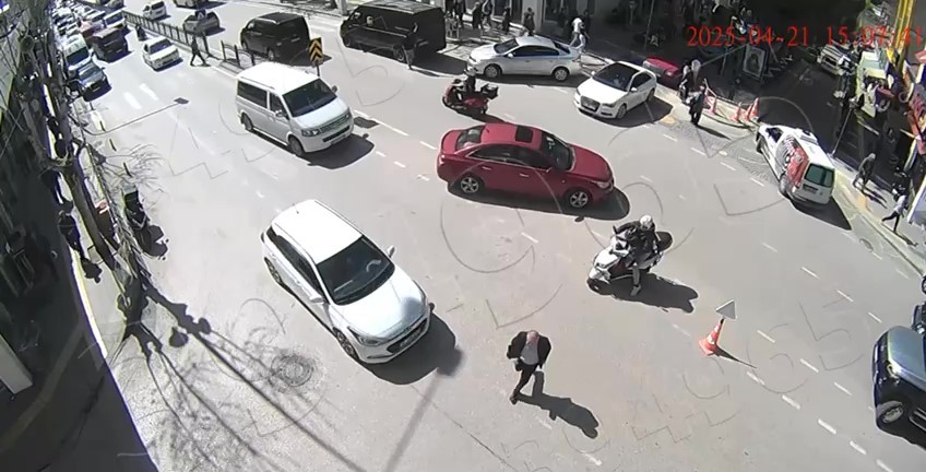 Otomobilin Kavşakta Yayaya Çarptığı Kaza Kamerada (1)