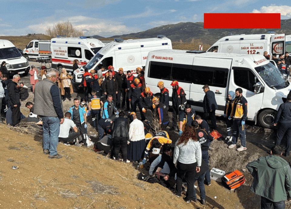 Komşuda feci kaza… 1 ölü, 14 yaralı!
