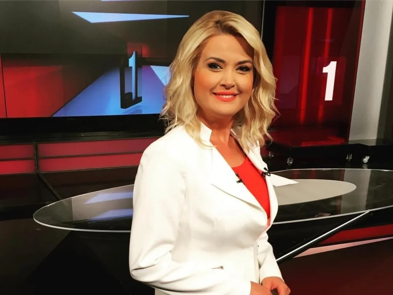 Işıl Açıkkar Kimdir