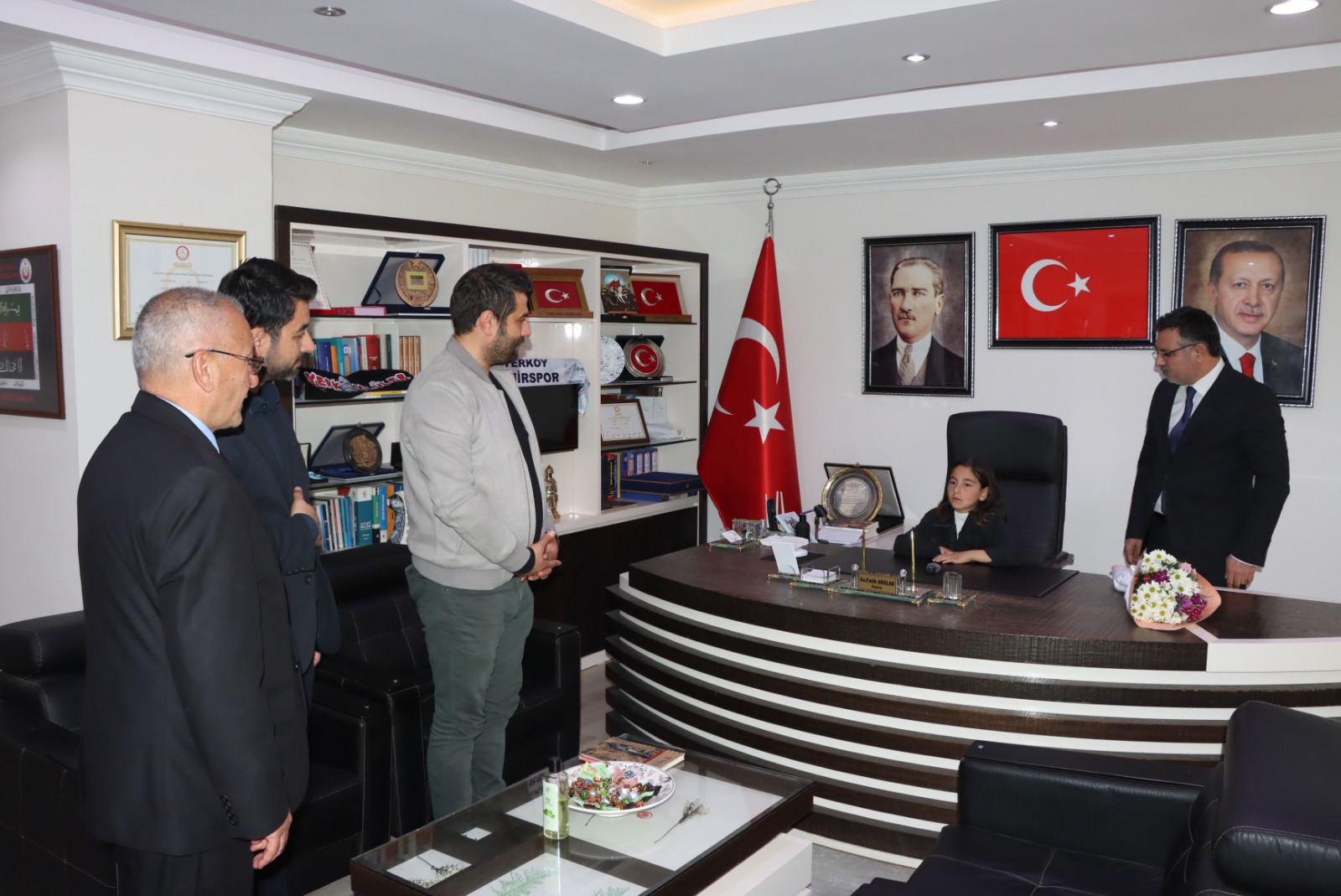 Koltuğunu Çocuklara Devretti2