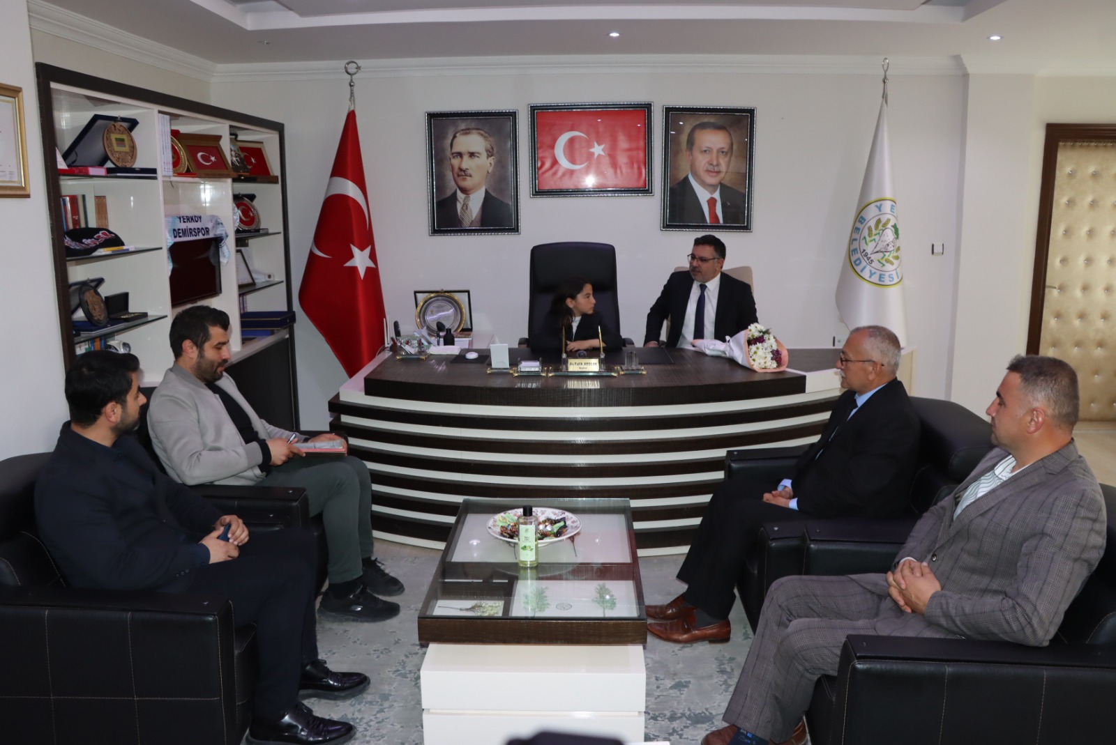 Koltuğunu Çocuklara Devretti3