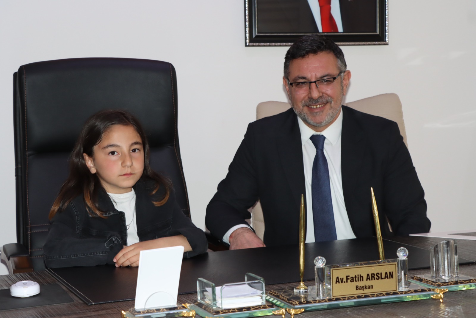 Koltuğunu Çocuklara Devretti5