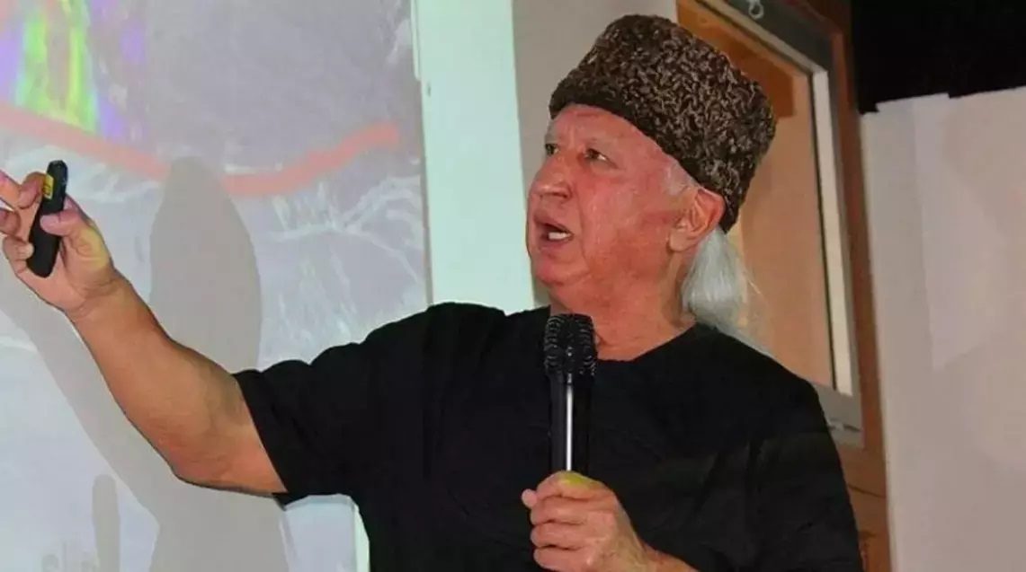 Şener Üşümezsoy Kimdir