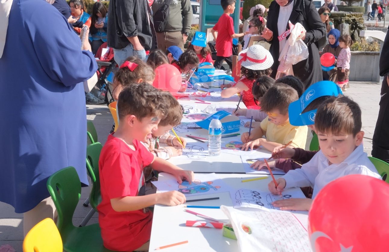 Yozgat Ülkü Ocakları’ndan 23 Nisan’a Renkli Dokunuş (3)