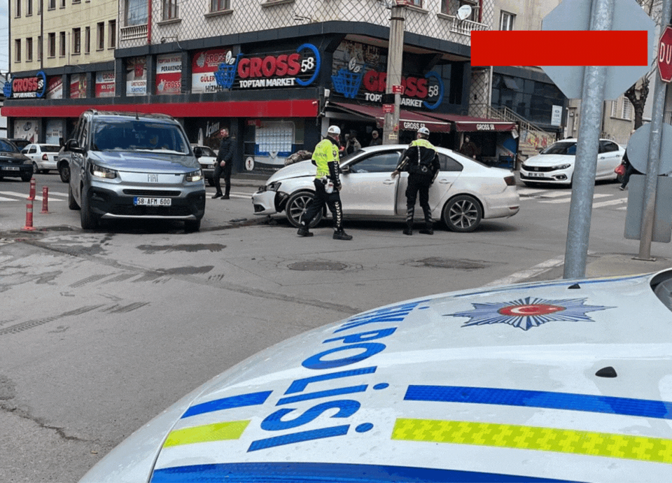 Araçların çarpışma anı kameraya yansıdı!