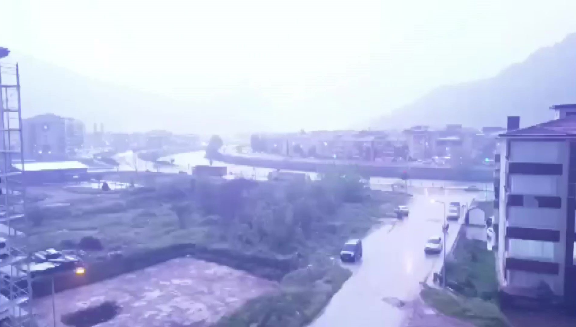 Yıldırım Düştü (1)
