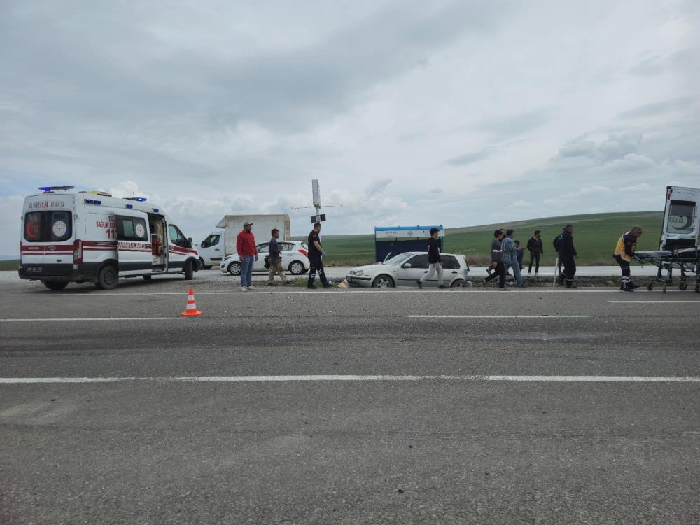 Trafik Kazasında 3 Kişi Yaralandı4