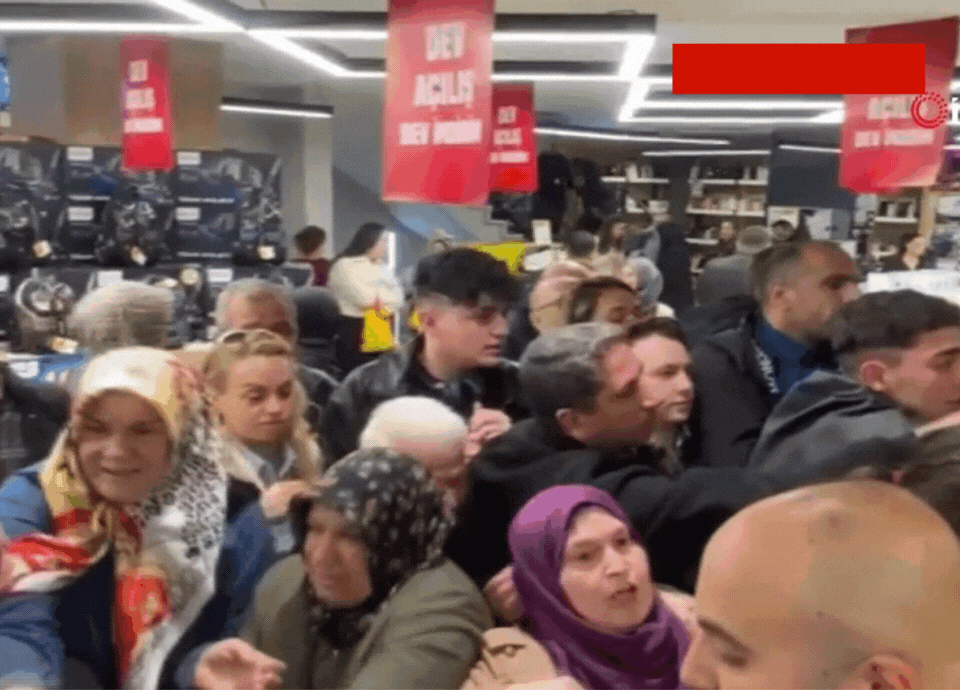 İndirimli ürün almak için birbirlerine girdiler