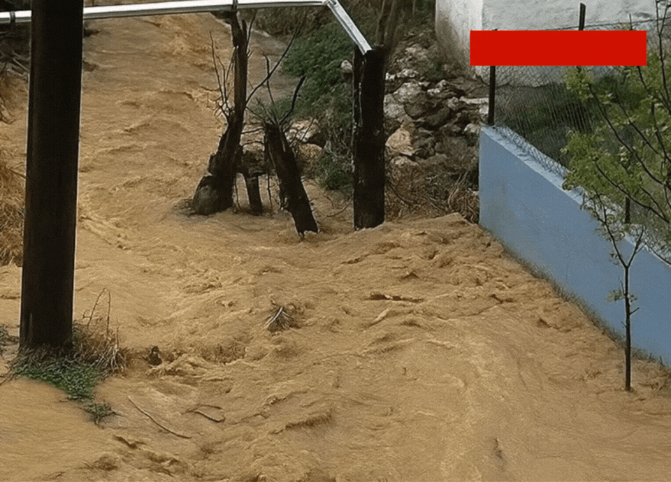 Sel fena geldi... Sağanak yolu nehre çevirdi!