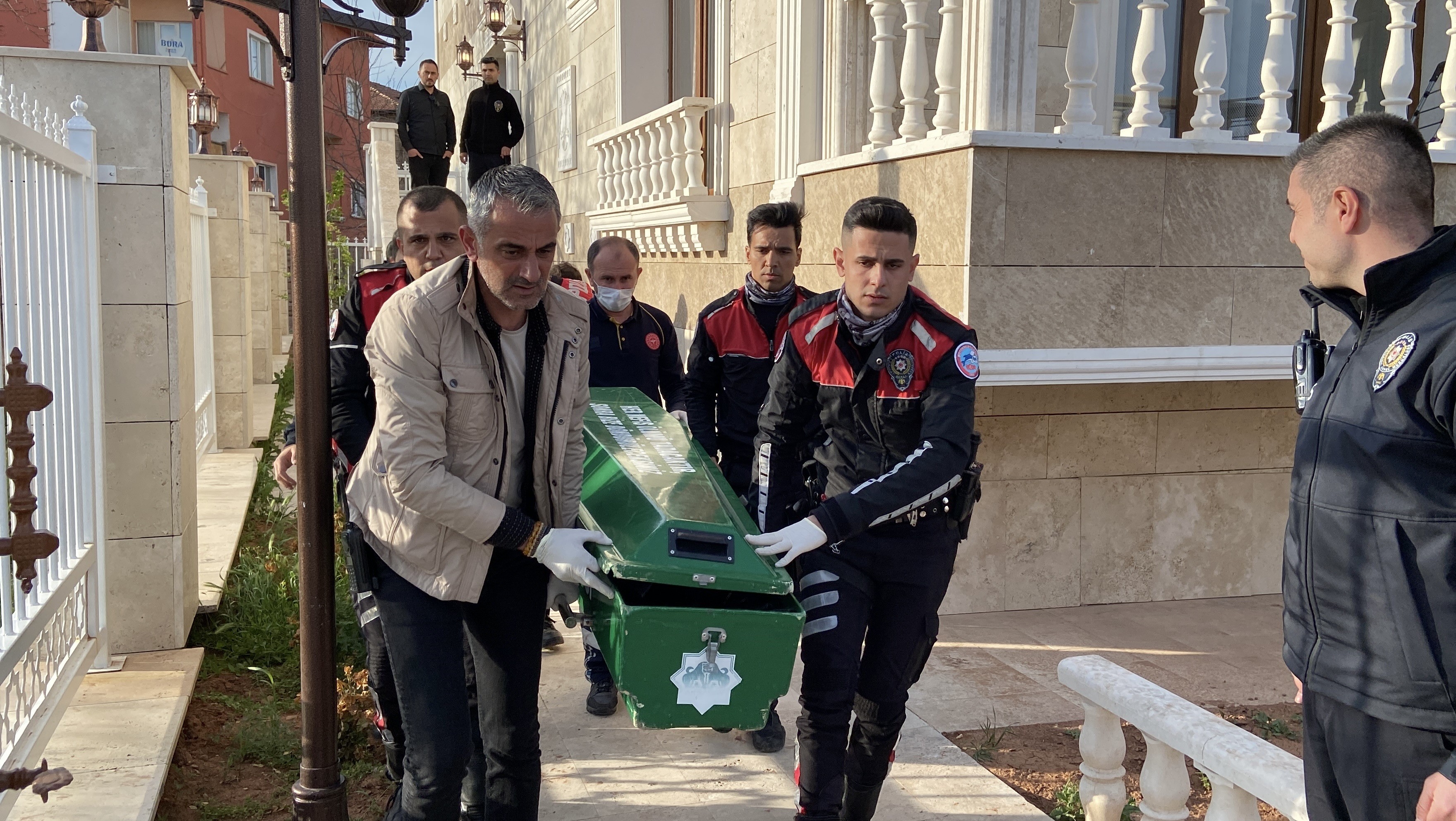 Ksaray’da Emekli Astsubay Cesur Bulanık, Tartıştığı Eşi Naciye Bulanık’ı Beylik Tabancasıyla Vurduktan Sonra Intihar Etti. (2)