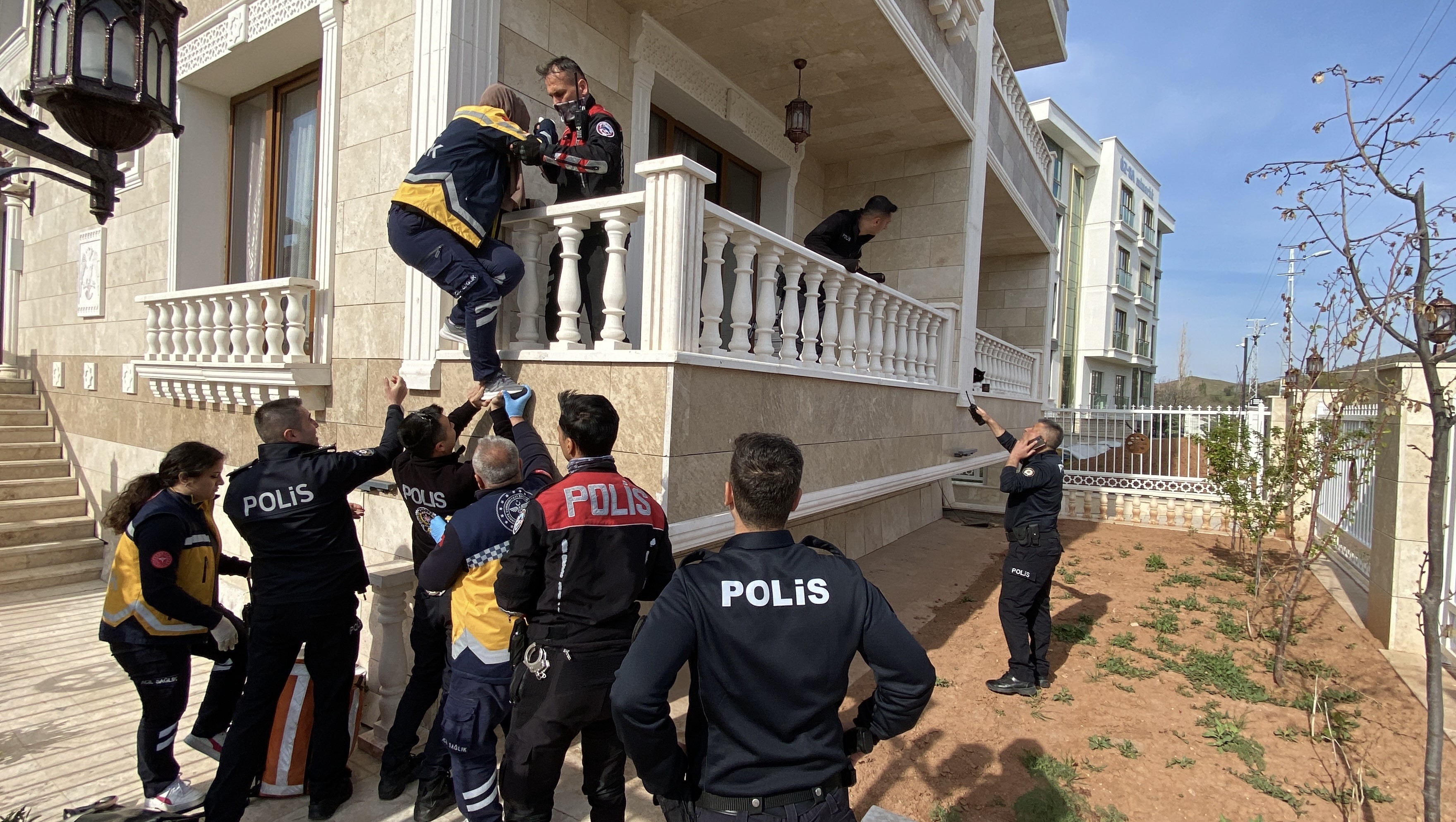 Ksaray’da Emekli Astsubay Cesur Bulanık, Tartıştığı Eşi Naciye Bulanık’ı Beylik Tabancasıyla Vurduktan Sonra Intihar Etti. (3)
