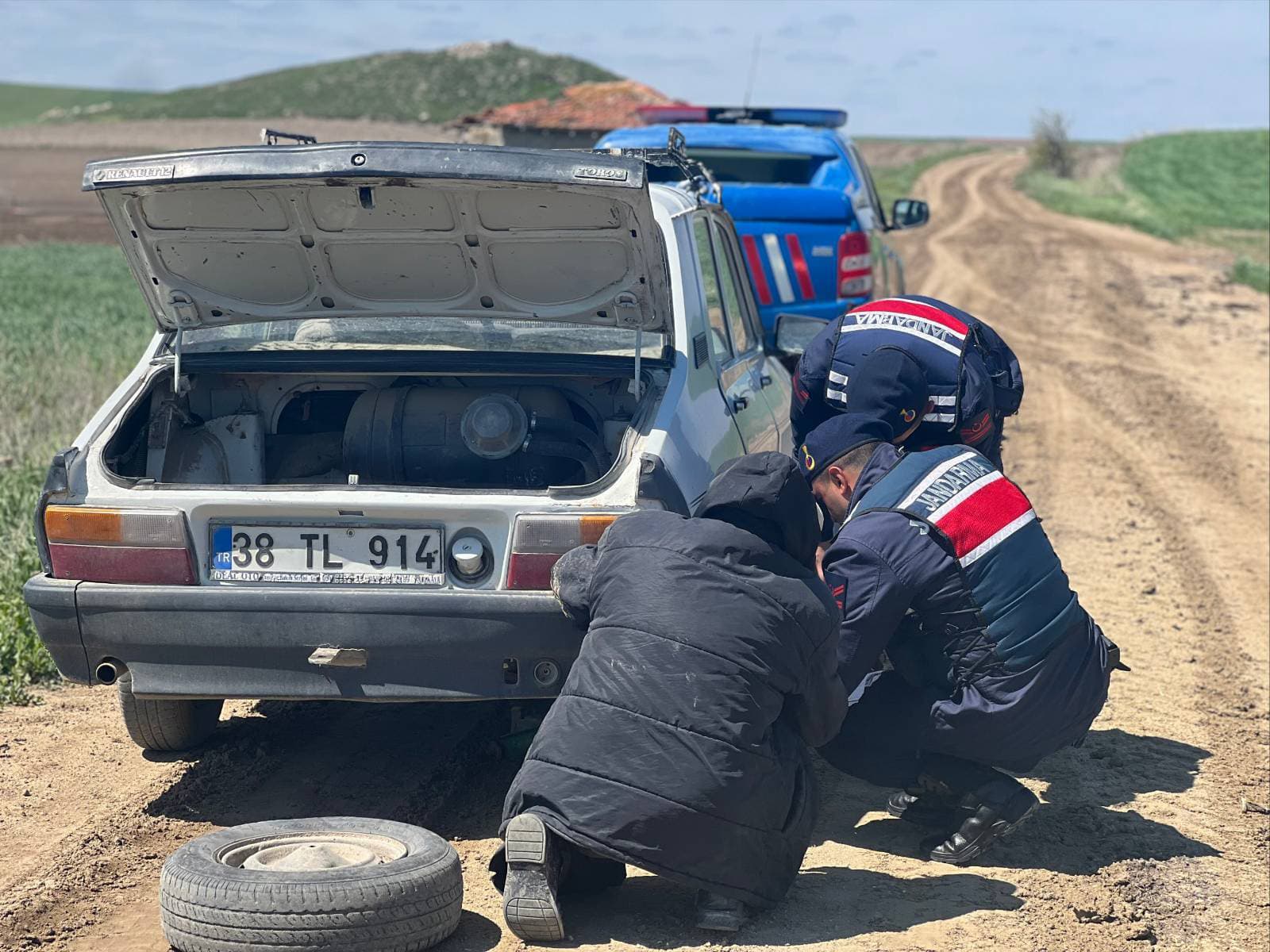 Yolda Kalan Vatandaşa Yardım