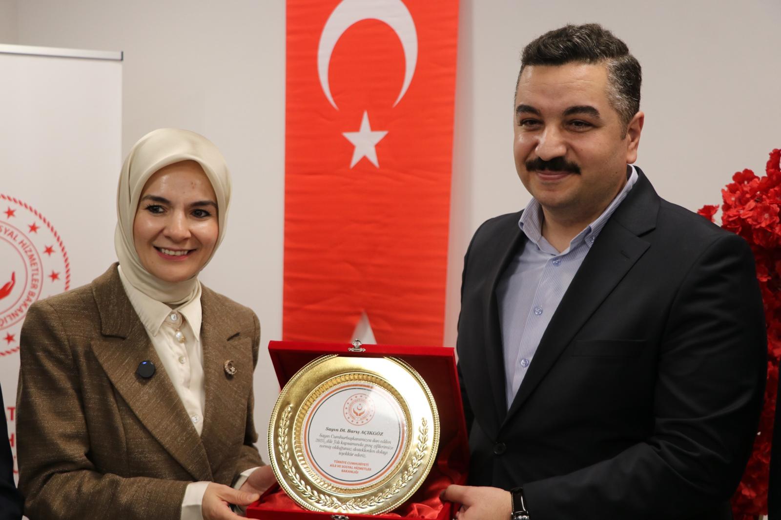 Bakan Göktaş’tan Açıkgöz’e Plaket (1)
